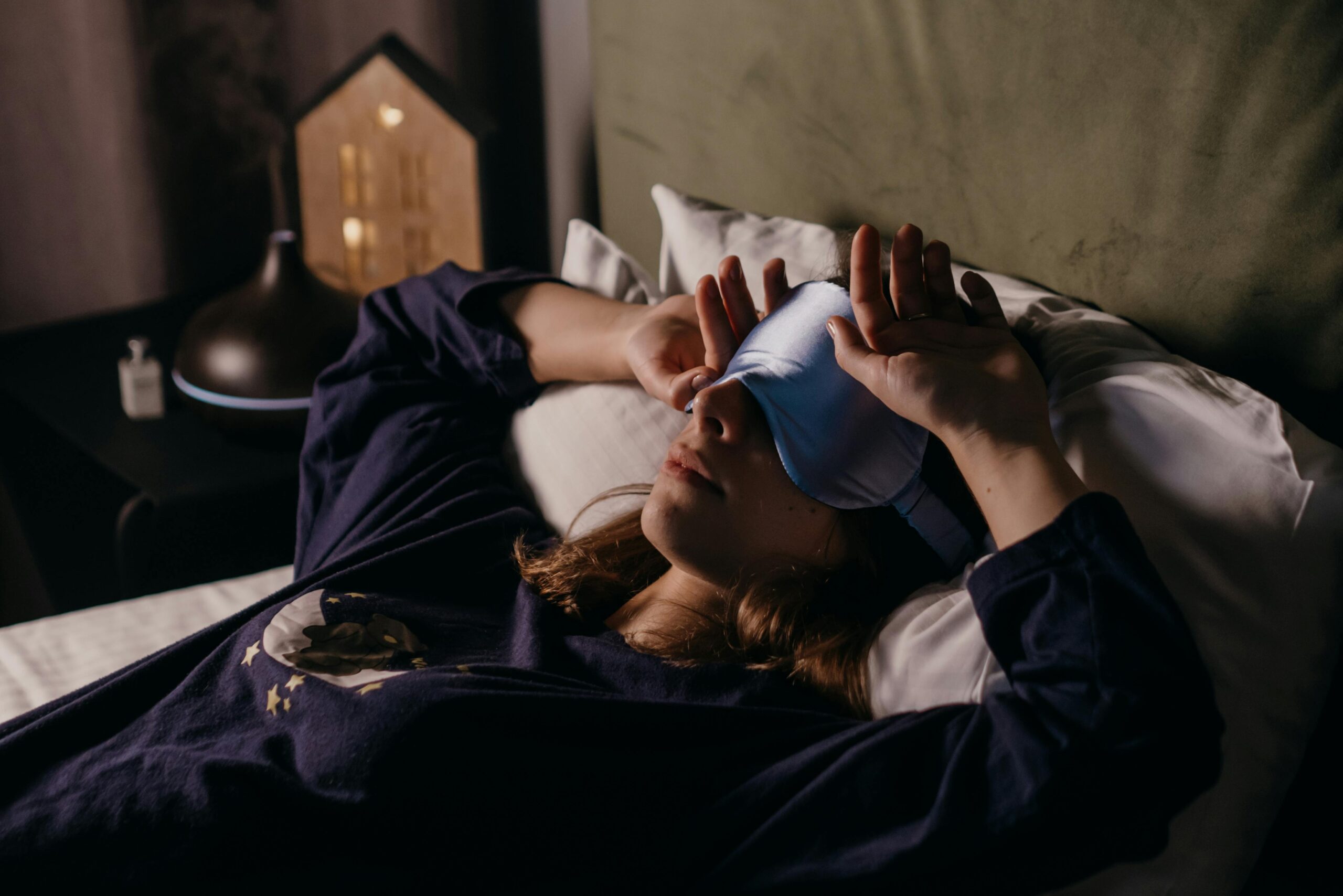 考えすぎて眠れない夜に。脳が休めない人に共通する“5つの頭の緊張サイン”
