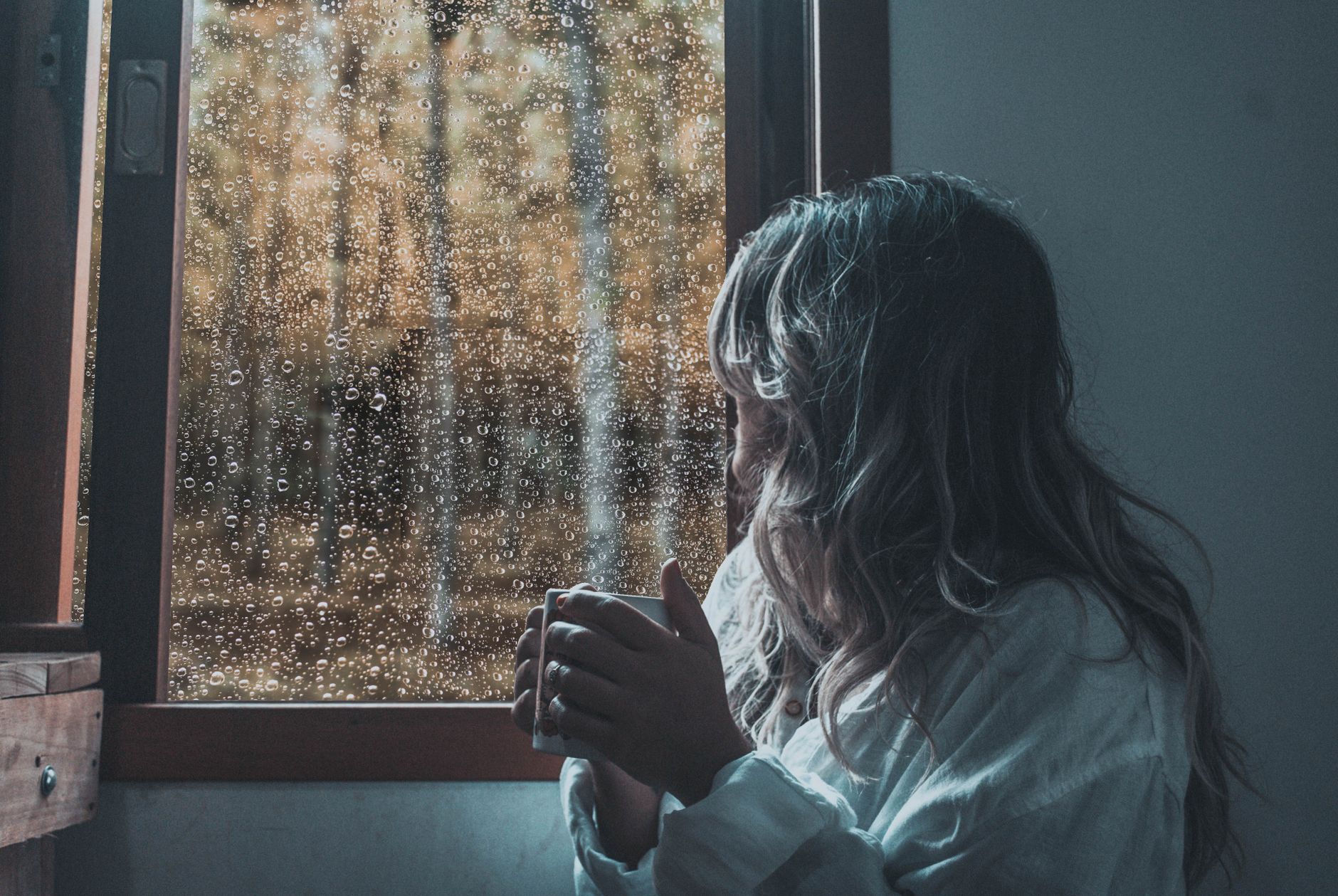 梅雨になると気分が落ちる人へ。セロトニン不足を解消する5つのセルフケア