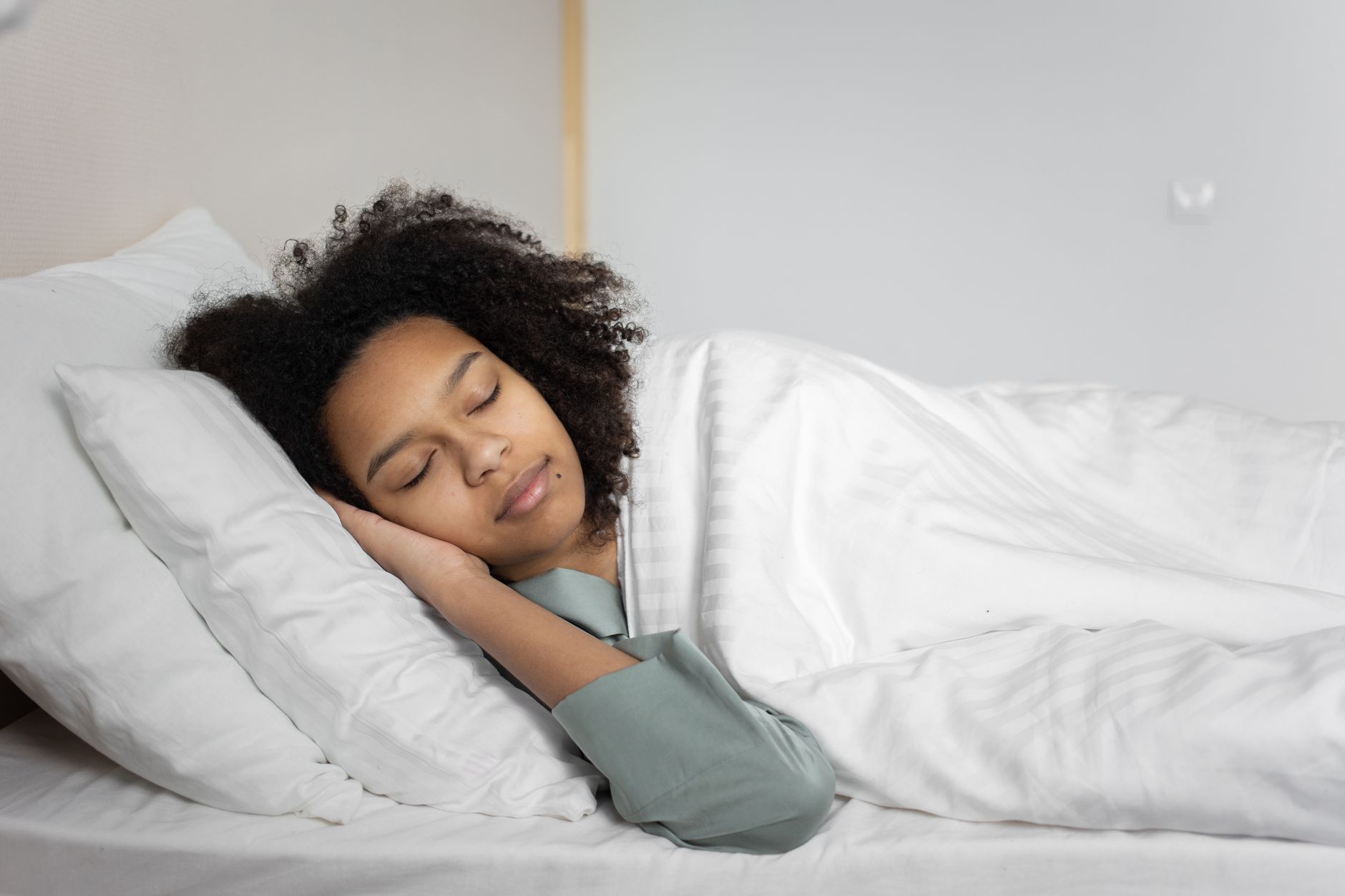 穏やかに眠る女性のイメージ