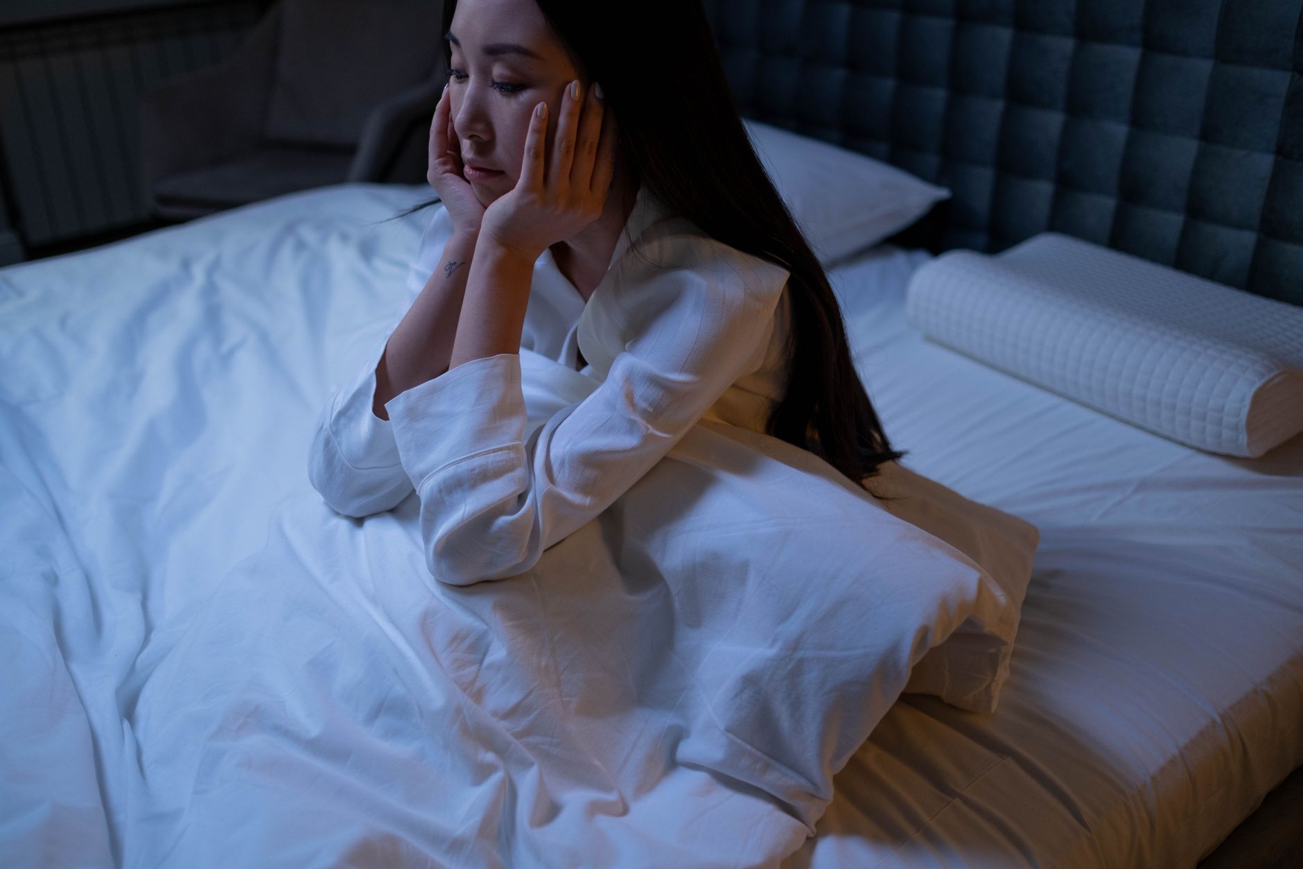 夜に目が冴えて疲れている女性のイメージ