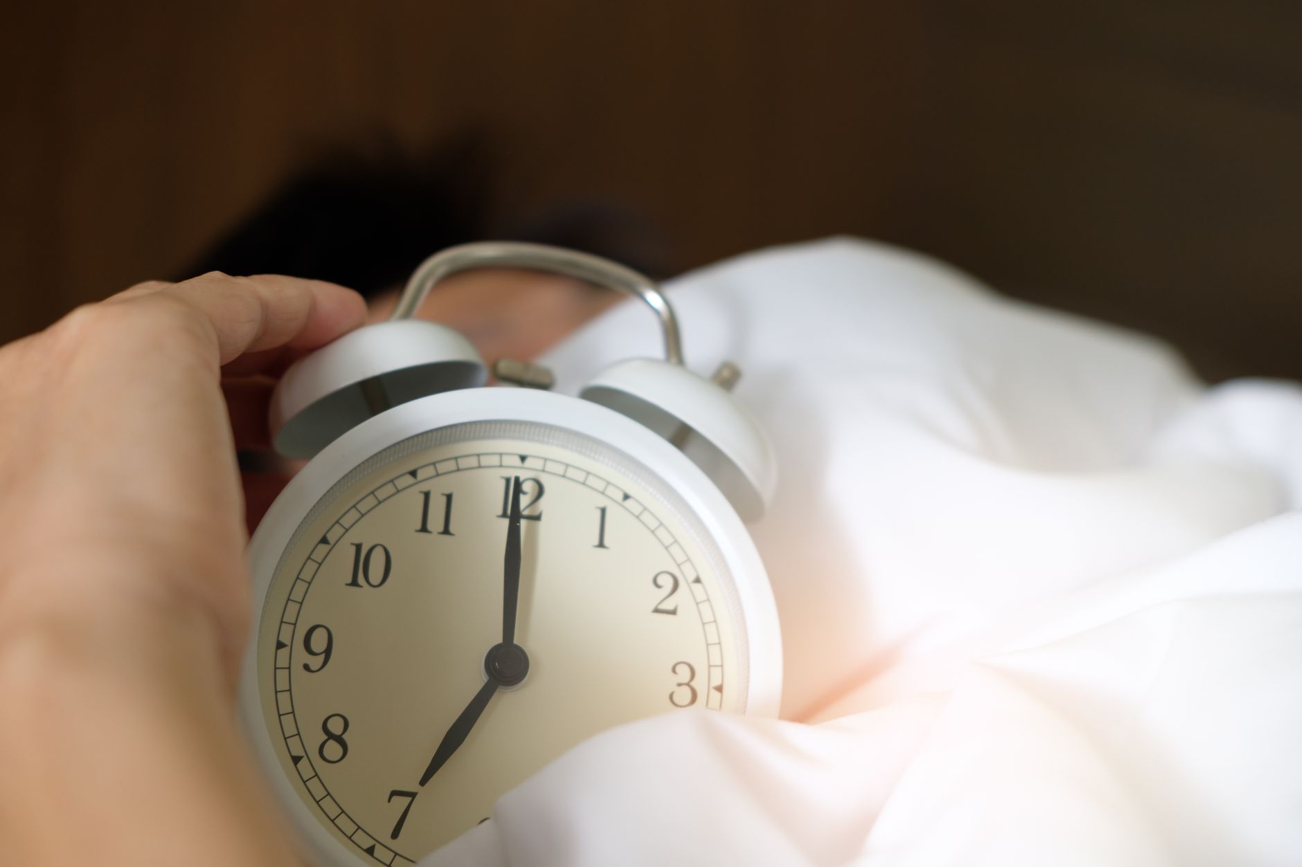 6時間睡眠でも疲れが取れない人へ。頭皮から整う自律神経