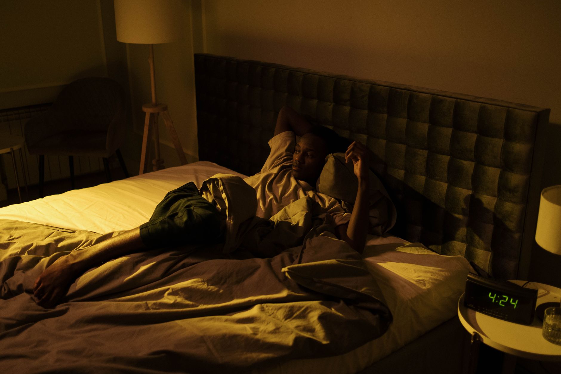 夜に眠れず横になっている女性のイメージ