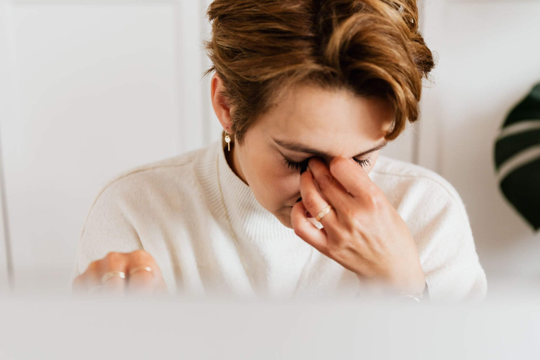 目元を押さえて疲れを感じている女性のイメージ