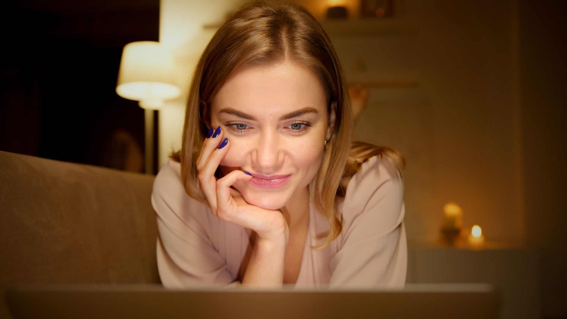 自宅のソファでゆっくり過ごしている女性のイメージ