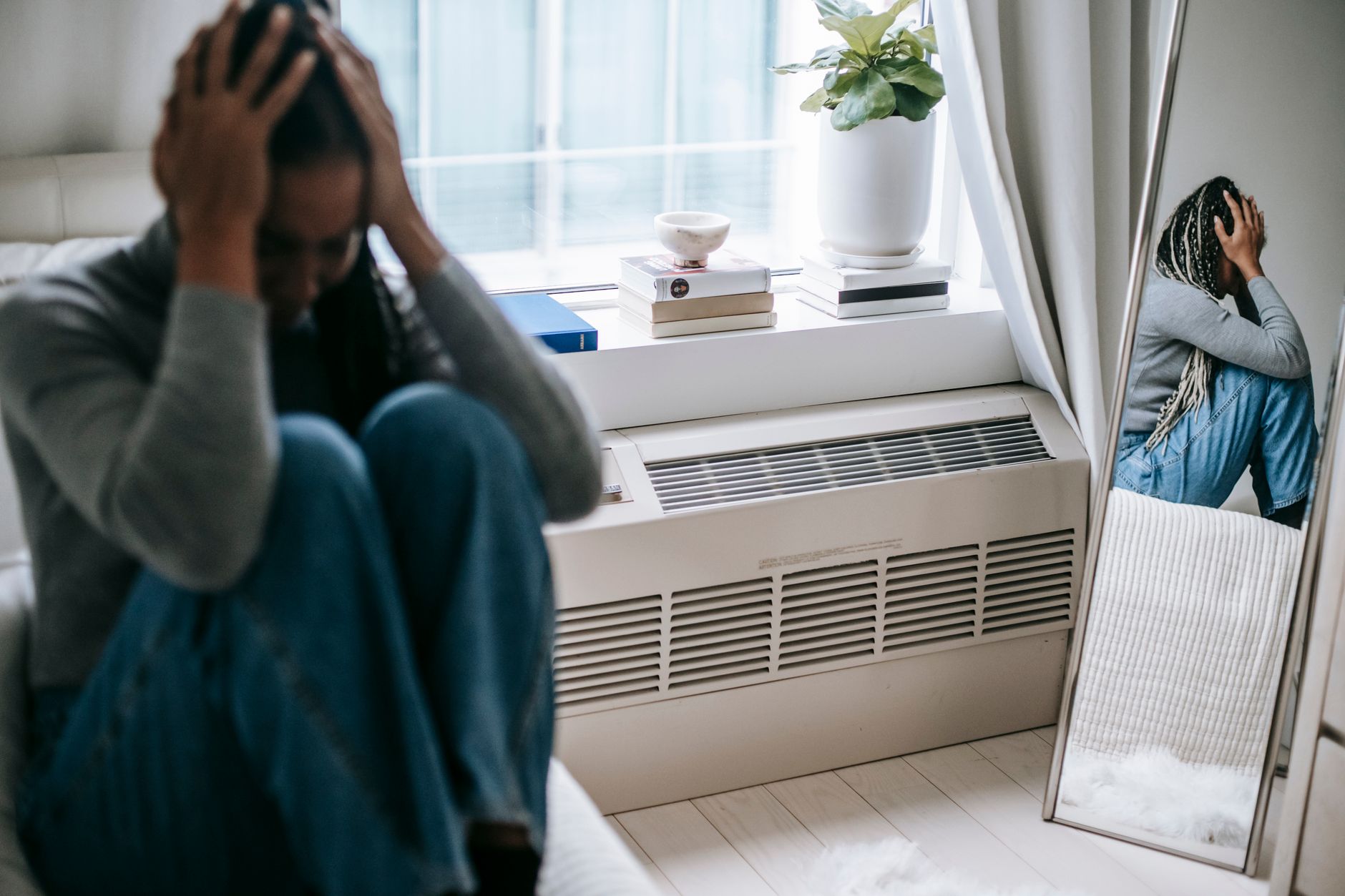 秋の抜け毛と頭の重さが気になっている女性のイメージ