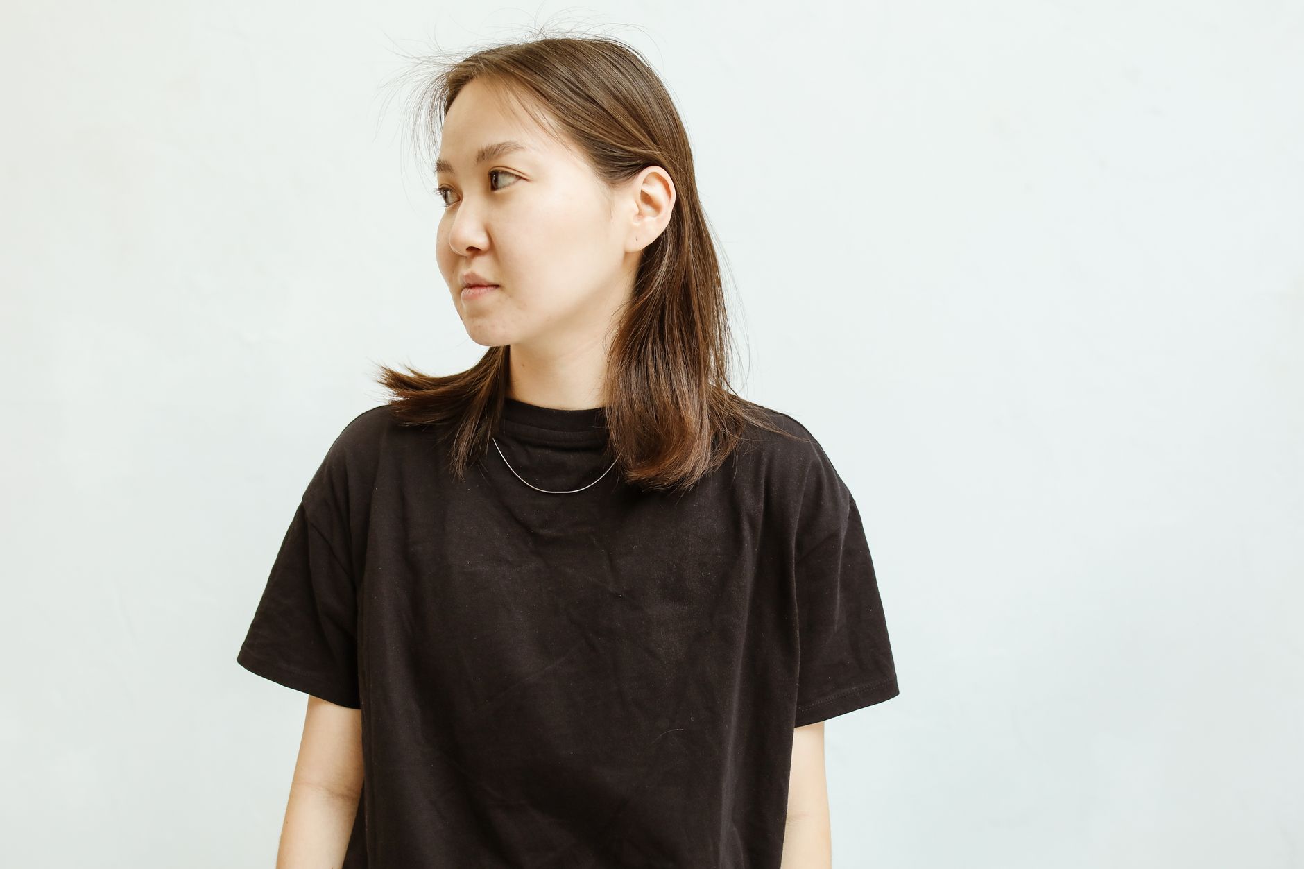 首まわりがすっきりした服装の女性のイメージ