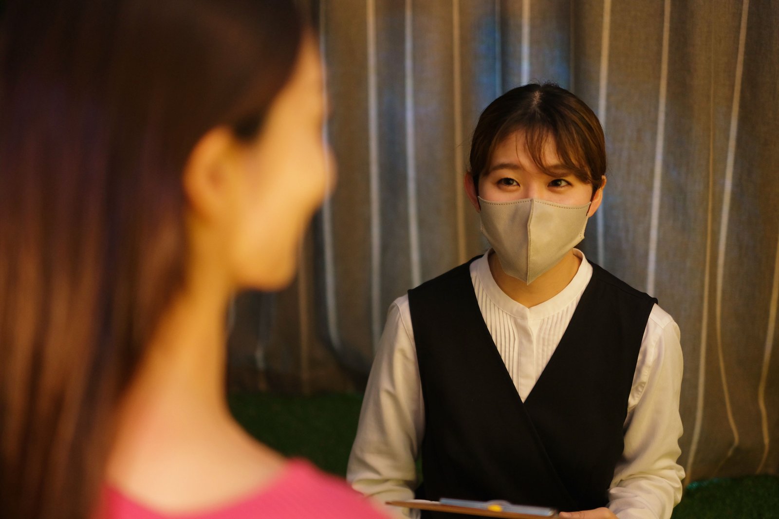 ご来店されたお客様とお話しするnidoneのセラピスト