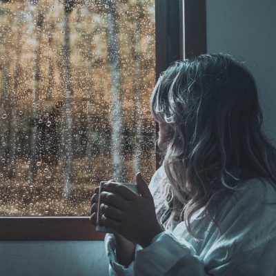 梅雨になると気分が落ちる人へ。セロトニン不足を解消する5つのセルフケア
