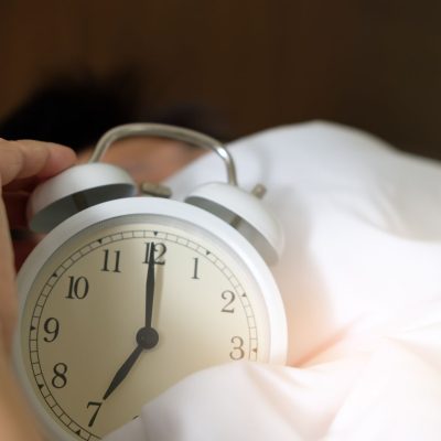 6時間睡眠でも疲れが取れない人へ。頭皮から整う自律神経