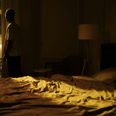 眠る前に考え事が止まらない人へ。脳の“過活動モード”を静める5つの方法