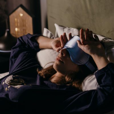 考えすぎて眠れない夜に。脳が休めない人に共通する“5つの頭の緊張サイン”